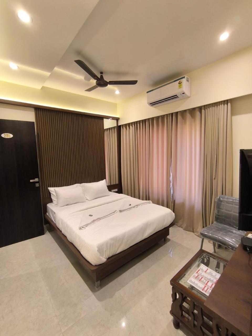 Sharan Residency Hotel Navi Mumbai Bagian luar foto